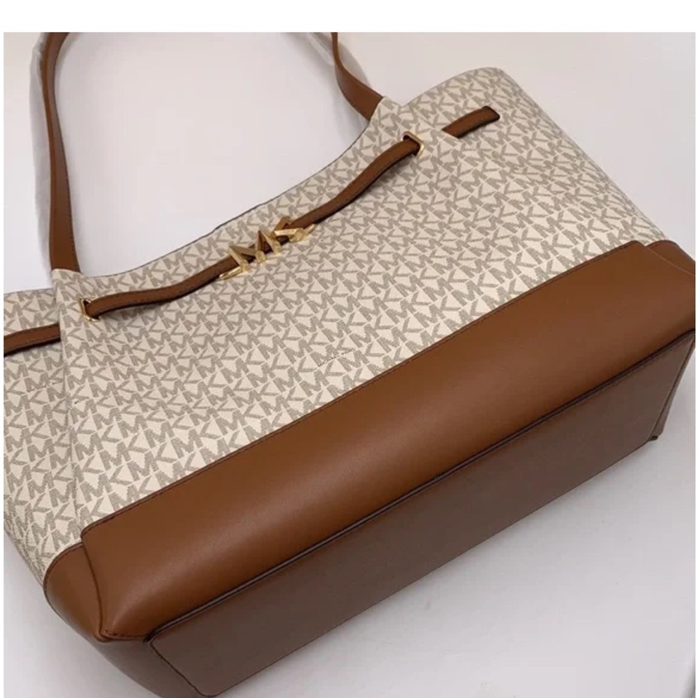 MICHAEL KORS REED LARGE LOGO TOTE. VANILLA SIGNATURE. NWT. Free bag w purchase. - Picture 3 of 13